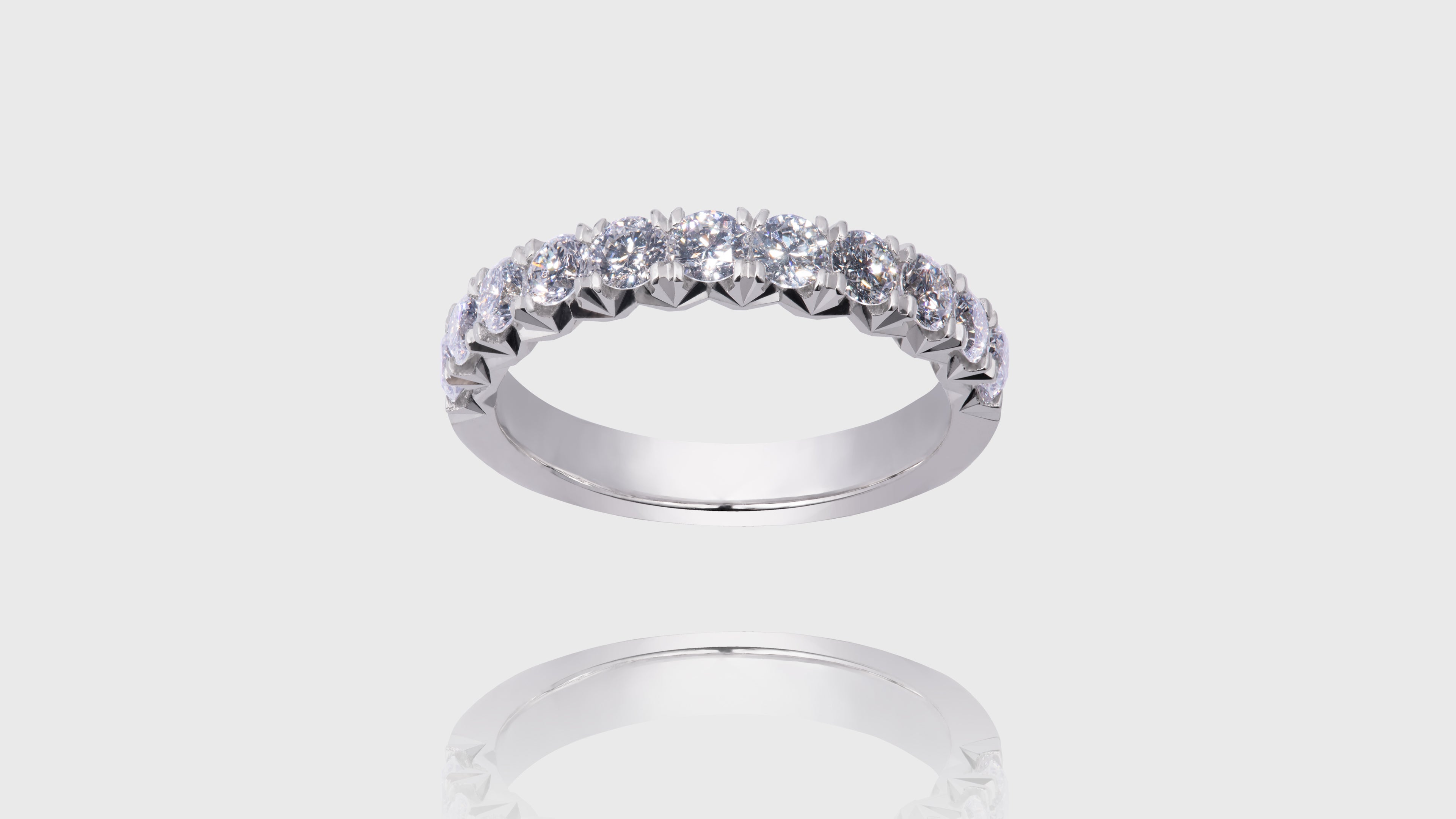 18K Gold Fishtail Diamond Band Ring
